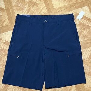 Izod  swingflex cargo golf shorts size 32